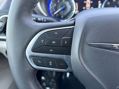 Used 2024 Chrysler Pacifica Touring-L image 18