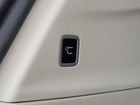Used 2023 Chrysler Voyager LX FWD image 32