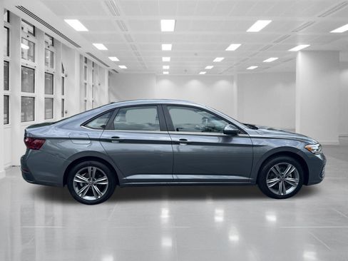 Used 2024 Volkswagen Jetta SE FWD image 4