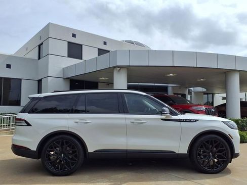 Certified 2025 Lincoln Aviator Reserve w/ Illumination Package RWD image 22