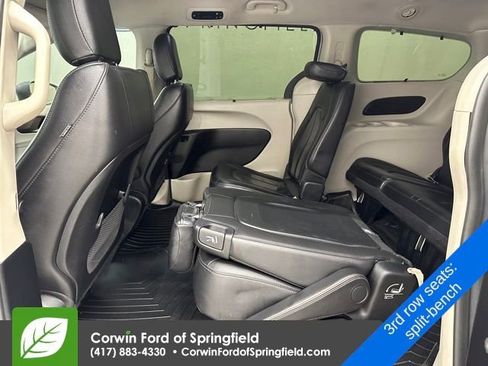 Used 2018 Chrysler Pacifica Touring-L image 20