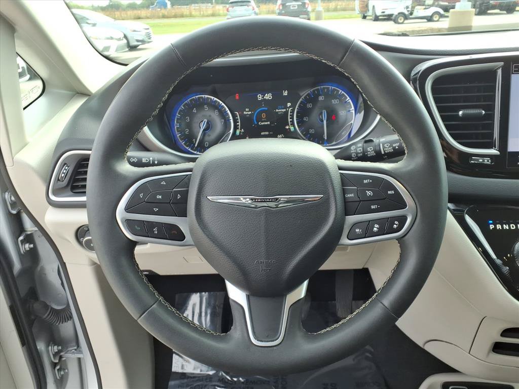 Used 2023 Chrysler Pacifica Touring-L FWD image 6