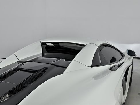 Used 2020 McLaren 570S Spider image 17
