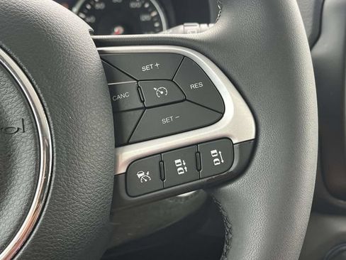 Used 2021 Jeep Renegade Latitude w/ Luxury Group I FWD image 27