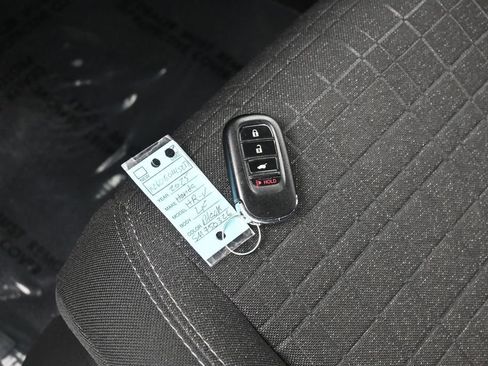 Used 2025 Honda HR-V LX image 18