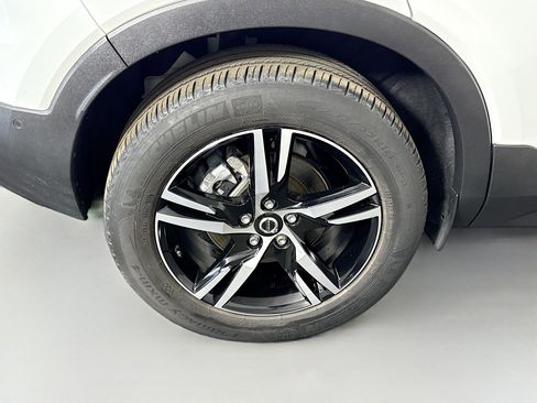 Used 2023 Volvo XC40 B5 Plus image 33