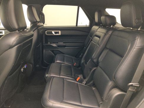 Used 2020 Ford Explorer XLT w/ Equipment Group 202A AWD/4WD image 18