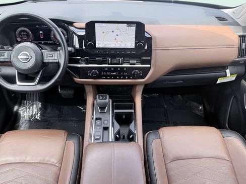 Used 2023 Nissan Pathfinder Platinum FWD image 2