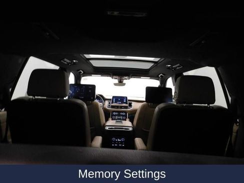 Used 2021 Chevrolet Suburban Premier w/ Premium Package image 17