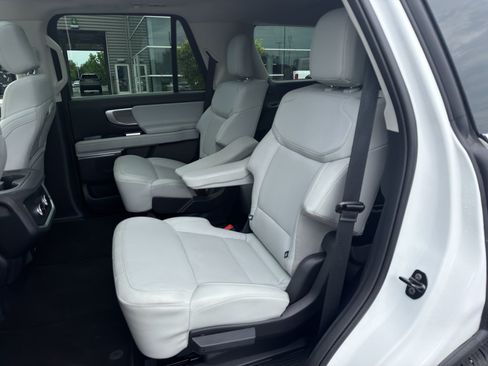 Used 2025 Ford Expedition Platinum AWD/4WD image 17