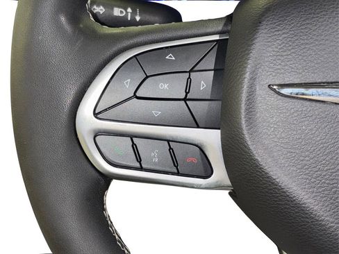 Used 2024 Chrysler Pacifica Touring-L image 32