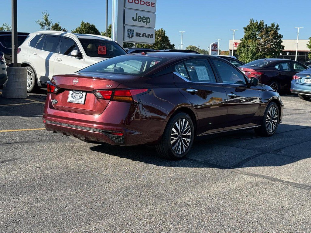 Used 2024 Nissan Altima 2.5 SV FWD image 3