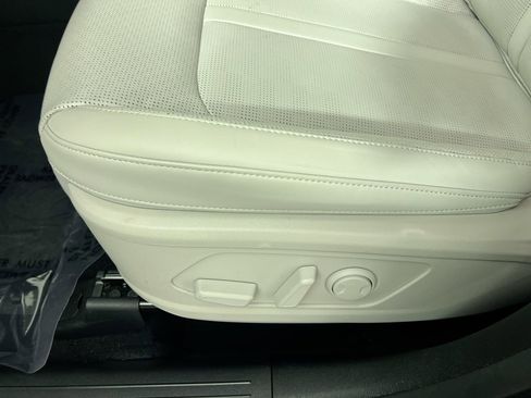 Certified 2025 Kia Sorento SX image 15