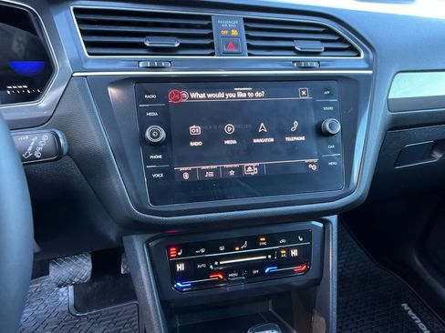 Used 2024 Volkswagen Tiguan SE image 16