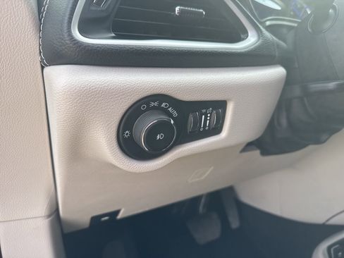 Used 2024 Chrysler Pacifica Limited FWD image 22