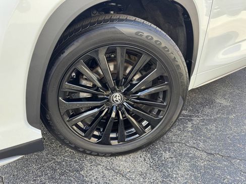 Used 2024 Toyota Highlander XSE AWD/4WD image 7