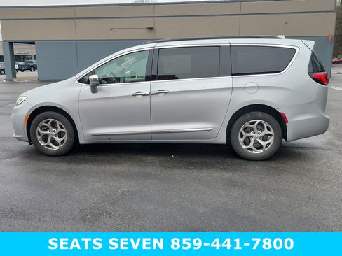 Used 2022 Chrysler Pacifica Limited w/ Uconnect Theater Family Group image 7