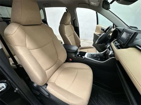 Used 2021 Toyota RAV4 LE image 19