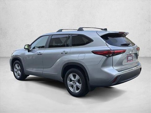 Used 2023 Toyota Highlander LE FWD image 7