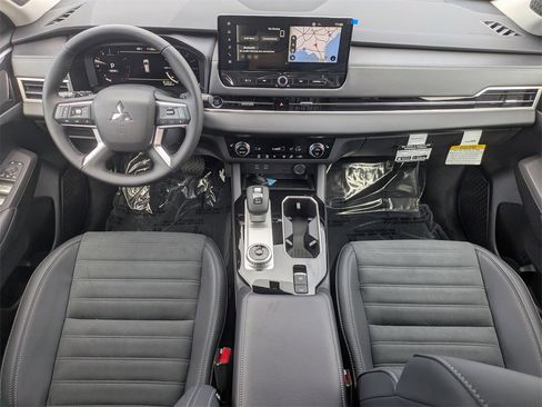 New 2025 Mitsubishi Outlander SE image 16