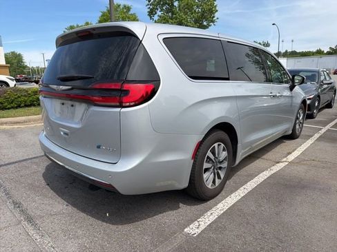 Used 2023 Chrysler Pacifica Touring-L FWD image 8