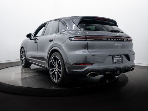 Certified 2025 Porsche Cayenne image 3