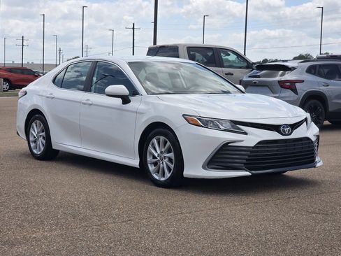 Used 2023 Toyota Camry LE FWD image 3