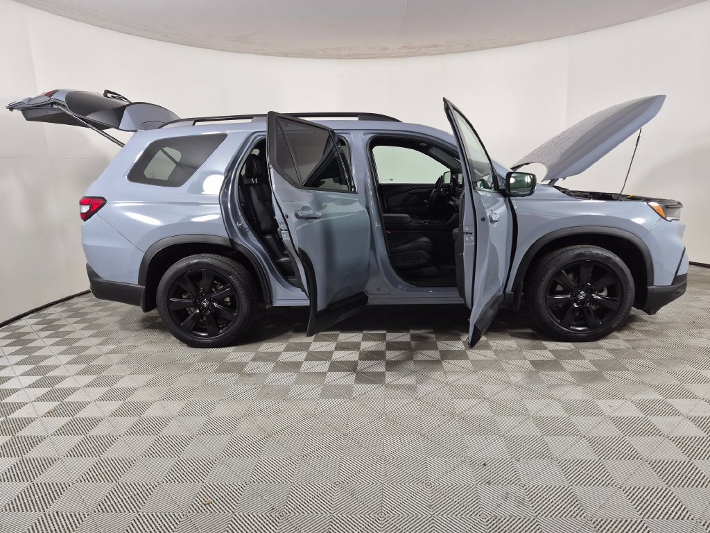 Used 2025 Honda Pilot Black Edition image 9