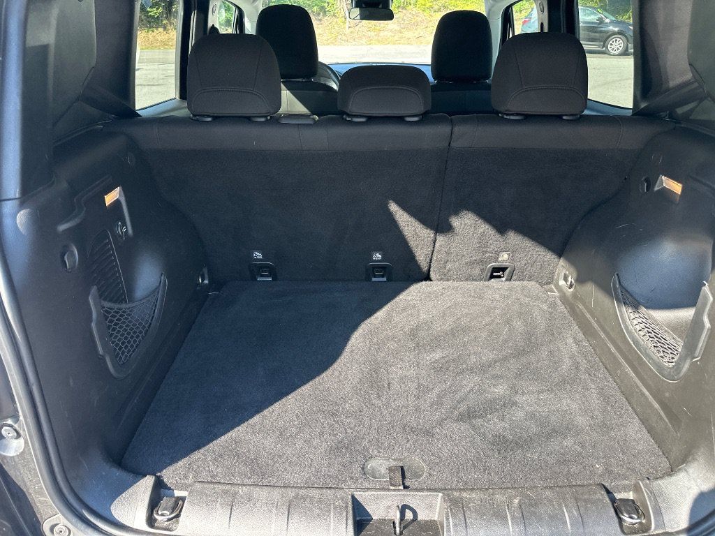 Used 2017 Jeep Renegade Altitude FWD image 37