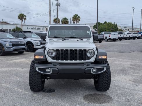 Used 2024 Jeep Gladiator Sport AWD/4WD image 2