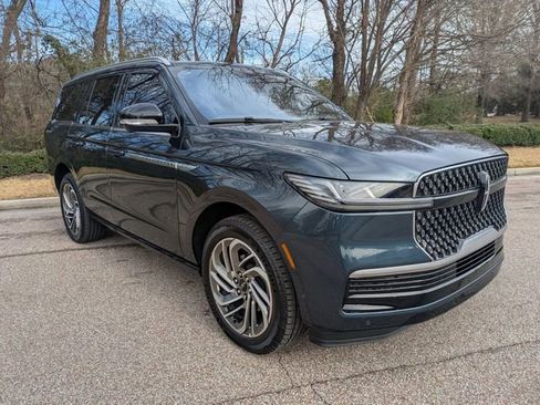 New 2025 Lincoln Navigator Reserve image 4