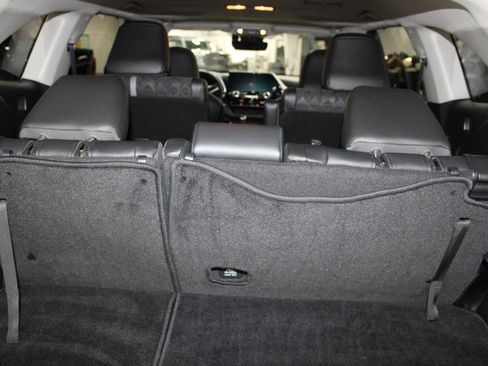 Used 2024 Toyota Highlander XLE image 27