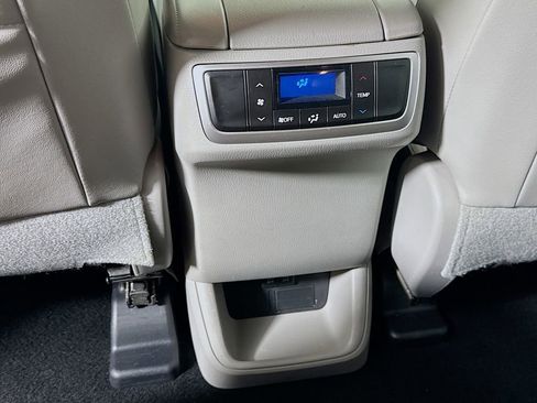 Used 2018 Toyota Highlander Plus FWD image 29