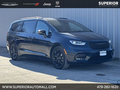 Used 2024 Chrysler Pacifica Touring-L w/ S Appearance Package image 1