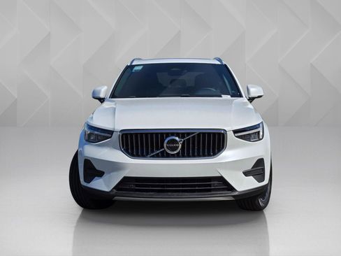 Certified 2025 Volvo XC40 B5 Core AWD/4WD image 3
