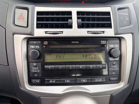 Used 2009 Toyota Yaris 4-Door Hatchback FWD image 19