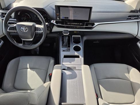 Used 2026 Toyota Sienna XLE FWD image 13
