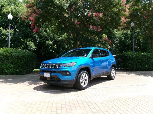 Used 2025 Jeep Compass Latitude AWD/4WD image 1