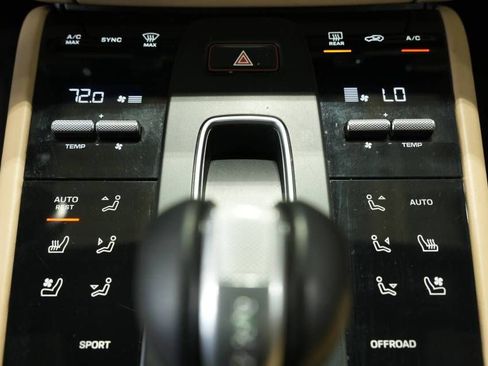 Certified 2022 Porsche Macan AWD/4WD image 21