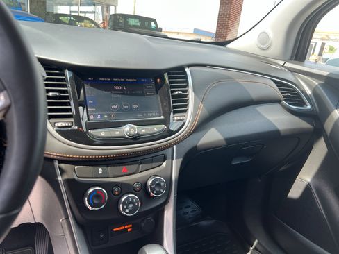 Used 2022 Chevrolet Trax LT w/ LT Convenience Package image 11