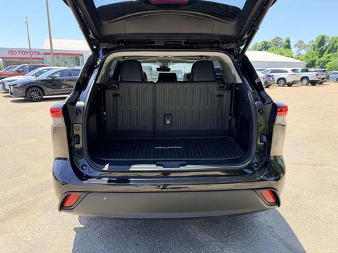 Used 2022 Toyota Highlander XLE AWD/4WD image 15