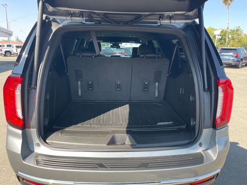 Used 2023 GMC Yukon XL SLT AWD/4WD image 9