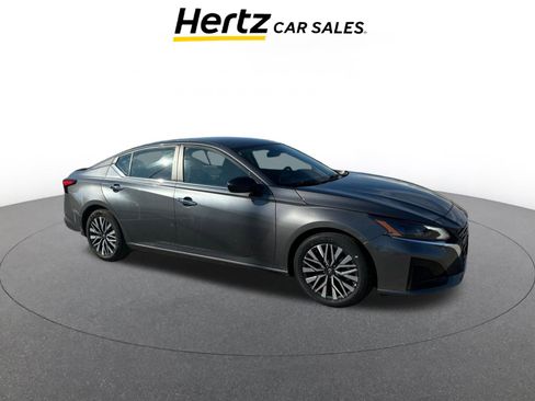 Used 2025 Nissan Altima 2.5 SV image 1