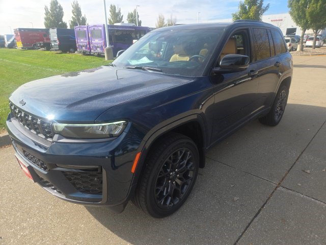 New 2027 Jeep Grand Cherokee Summit AWD/4WD image 3