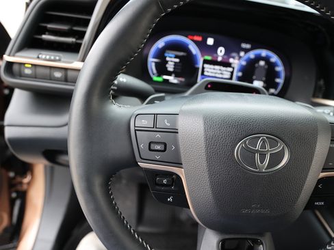 Used 2025 Toyota Crown Platinum image 18