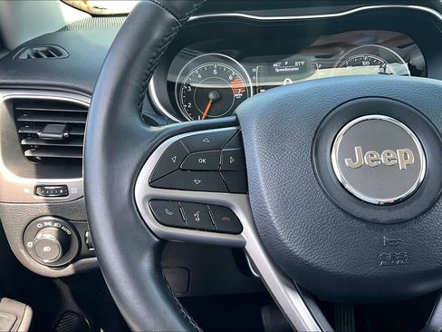 Used 2019 Jeep Cherokee Latitude Plus AWD/4WD image 19