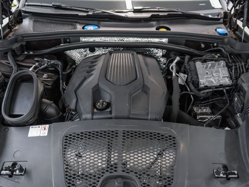 Certified 2024 Porsche Macan AWD/4WD image 30