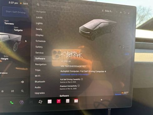 Used 2025 Tesla Cybertruck AWD Crew Cab image 9