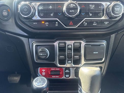 Used 2022 Jeep Wrangler Unlimited Rubicon w/ Dual Top Group AWD/4WD image 36
