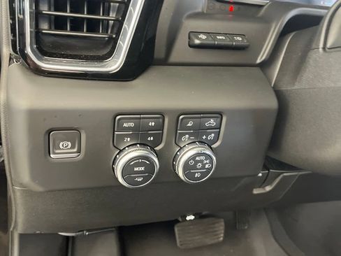 Used 2024 GMC Sierra 3500 Denali w/ Denali Reserve Package AWD/4WD image 17